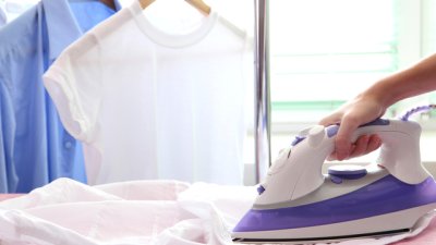 Как да изгладим дрехите без ютия?