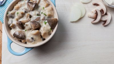 Задушени гъби с лук, бекон и сметана 