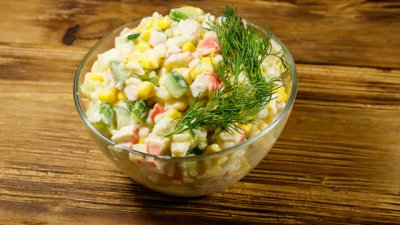 Салата с ориз, рулца от раци и яйца