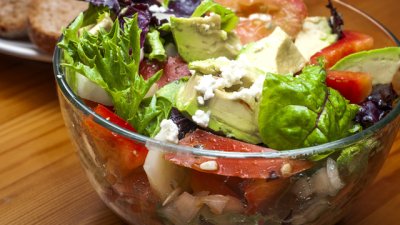 Зелена салата с авокадо и царевица