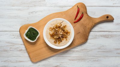 Хумус с карамелизиран лук