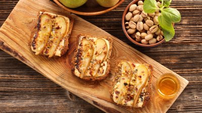 Тост с фъстъчено масло и круша 