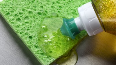 Какво никога да не чистите с препарат за чинии? 