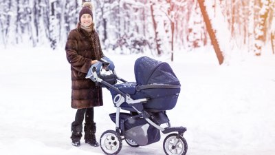 7 полезни аксесоара за бебешката количка през зимата
