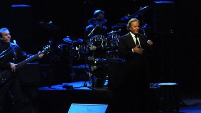 Хулио Иглесиас отново разпали страстта на българската публика