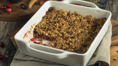 Ябълков пай с овес, круши и боровинки