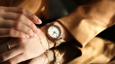 Как да съчетаем дамския часовник с различни визии?