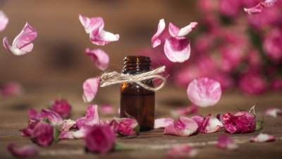 Неочаквани алтернативни употреби на розовата вода