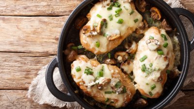 Пилешко с гъби и кремообразен сос с пармезан