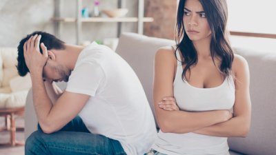 Признаци, че се заяждате с партньора си, контролирате го и убивате връзката