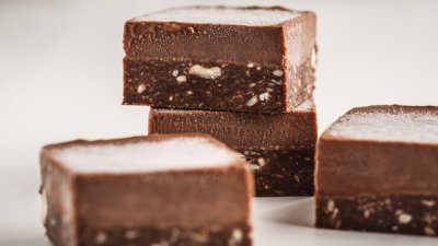 Двупластов фъдж с малинов ликьор в микровълнова 