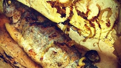 Печена риба в хартия с подправки