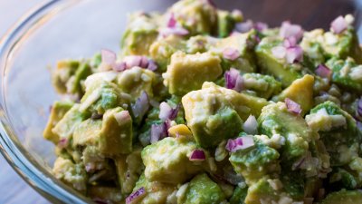 Свежа салата с дресинг с авокадо