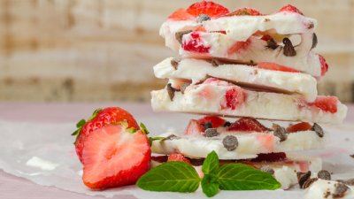 Замразен ягодов десерт с кисело мляко и мед