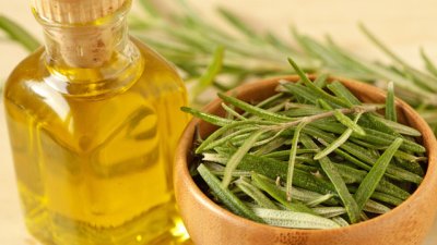 Как да използвате розмарин за бърз растеж на косата