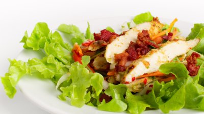 Салата с пиле, бекон и зеленчуци 