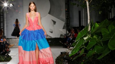 Ярки цветове и пайети от Каролина Ерера за пролет-лято 2018