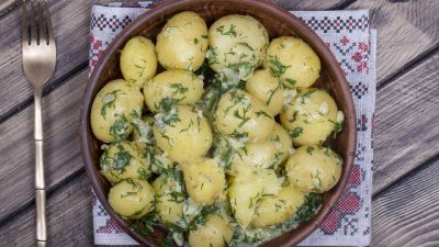 Бабини пресни картофи с подправки