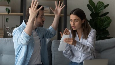 Защо двойките се карат за пари?