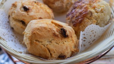 Английски скони с масло и касис