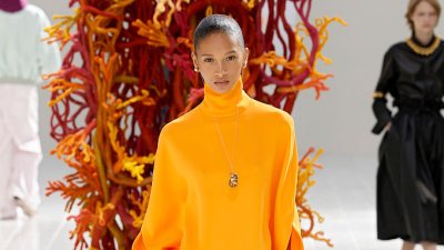 Balenciaga за пролет/лято 2027: Цветни якета и свободни панталони (+Снимки)