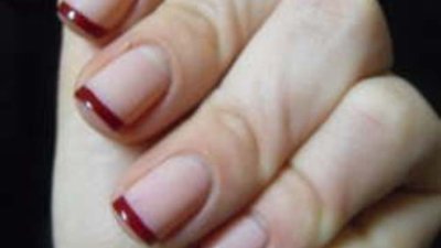 Френски маникюр в червено