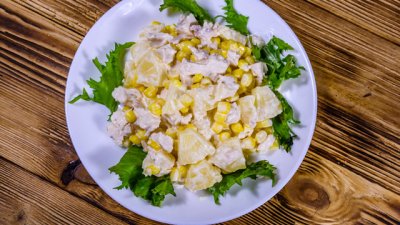 Салата с пиле, ананас, пармезан и сметанов сос