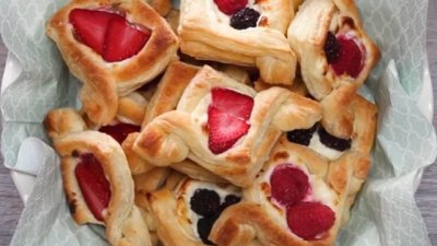 Кошнички от бутертесто с крема сирене и плодове