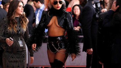 Модни хитове и гафове на „Грами“ 2017