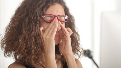 7 проблема, които могат да се случат, ако търкате очите си
