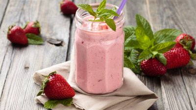 Ягодов шейк с овес и соево мляко