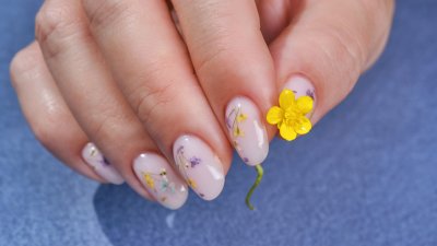 Нюд маникюри с цветя