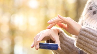 Как да избегнете сухата и напукана кожа през зимата