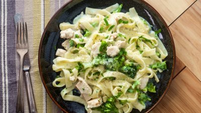Фетучини с пиле и броколи