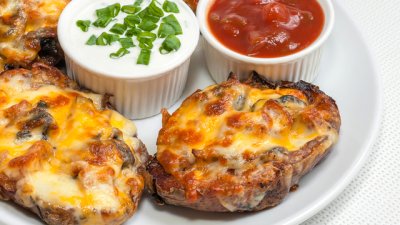 Запечени картофи с чеснов сос