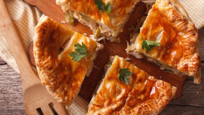 Пирог с пилешко месо и сирене