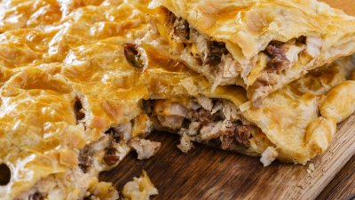 Солен пай с наденица и бутертесто