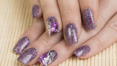 Премахнете брокатения лак с три лесни стъпки