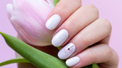 С цветя в маникюра приветстваме пролетта