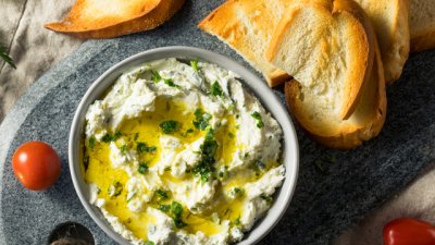 Празнична пикантна разядка с три вида сирена