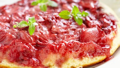 Обърнат ягодов кекс