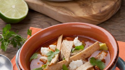 Мексиканска супа с пиле и авокадо 