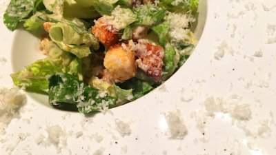 Салата „Цезар“ с аншоа, чесън и пармезан 