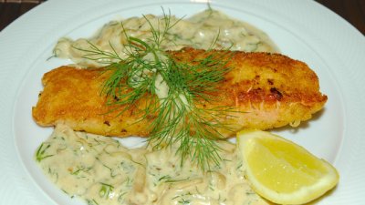 Сьомга със сос от крема сирене, краставица и копър 