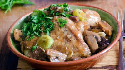 Пилешки бутчета с праз лук и гъби 