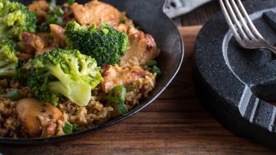 Пиле с броколи и кафяв ориз 