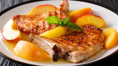 Свински котлети на скара с нектарини