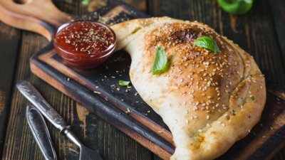 Калцоне с пилешко и моцарела 