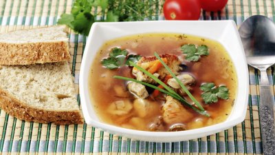 Гъбена супа с тортелини и наденица