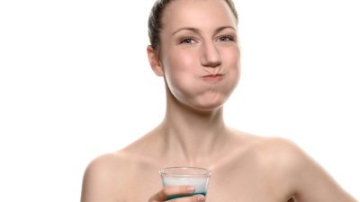 Домашна вода за уста с ментово и кокосово масло